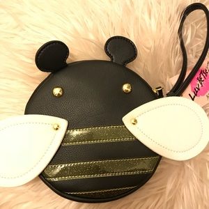 Bee wristlet 🐝
